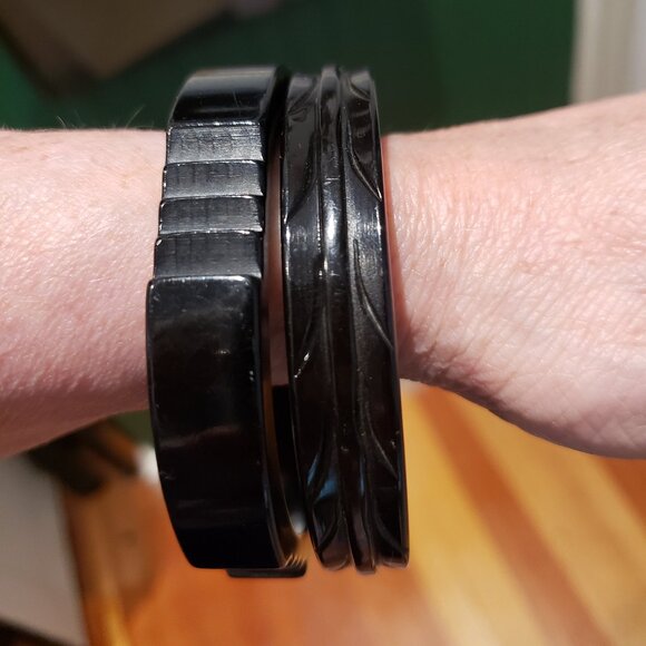 Pair of black bakelite bangles - Picture 2 of 4